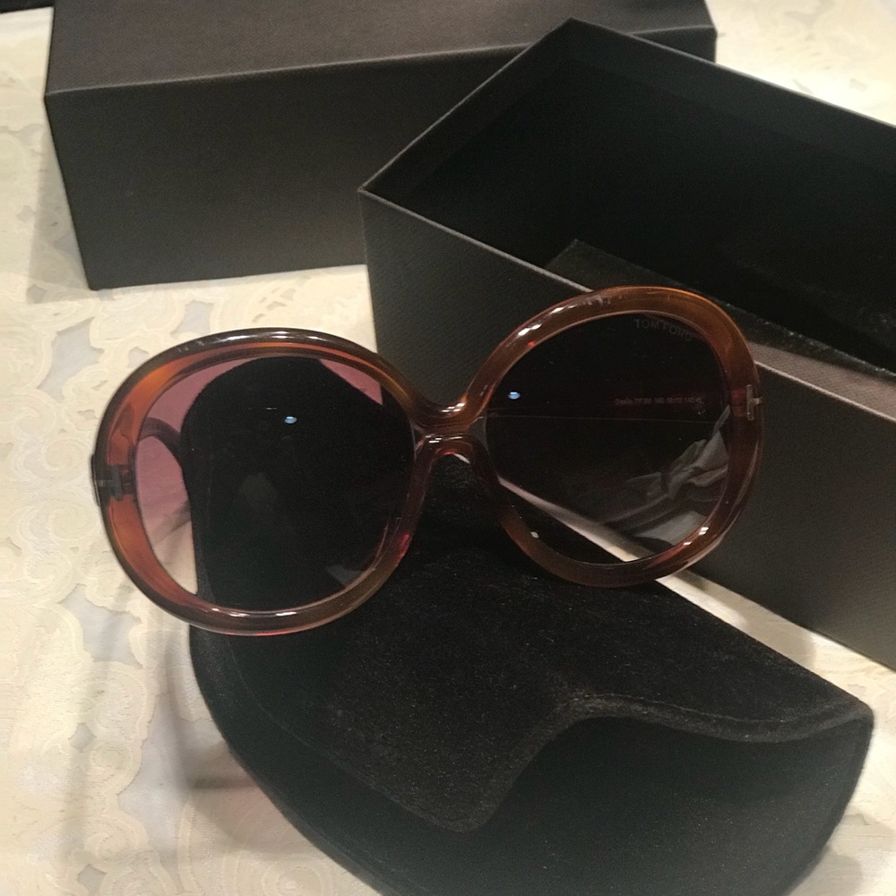 Tom Ford raund Giselle sunglasses model TF388 56B